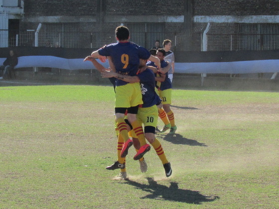 Momento favorable para el aurirrojo. Juárez abraza a Ferreira, autor del gol visitante.