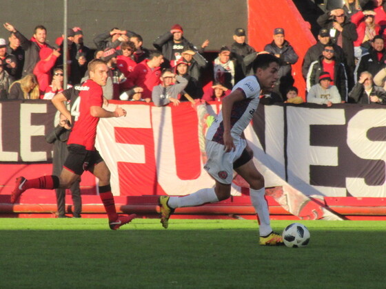 Masini traslada, ante la mirada de Nadalín. Córdoba controló el partido hasta el minuto 51.